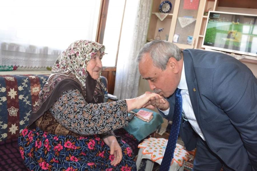 Başkan Şahin, Yaşlı Vatandaşlarımızın Hayır Dualarını Almaya Devam Ediyor